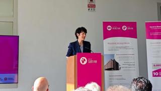 La ministra de Inclusión, Seguridad Social y Migraciones, Elma Saiz, durante su intervención en la visita a las obras, previa a las declaraciones a la prensa.