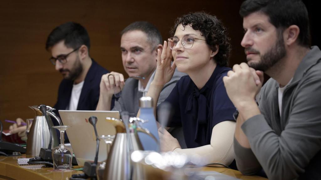 José Díaz (PSPV) y Aitana Mas (Compromís) en la comisión de este lunes. José Cuéllar / Corts