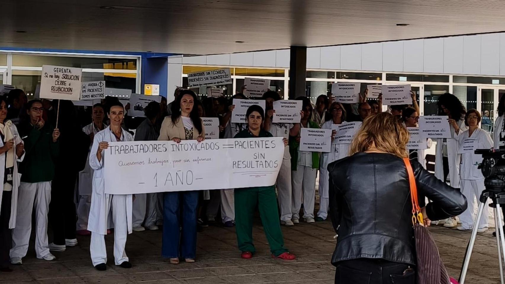 Trabajadores a las puertas del Hospital Universitario de Toledo.