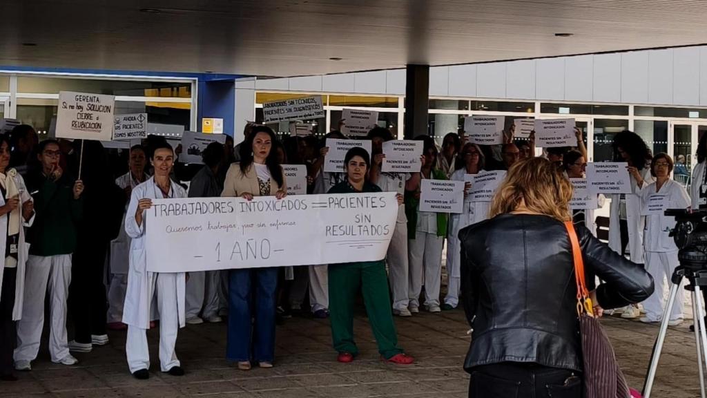 Trabajadores a las puertas del Hospital Universitario de Toledo.