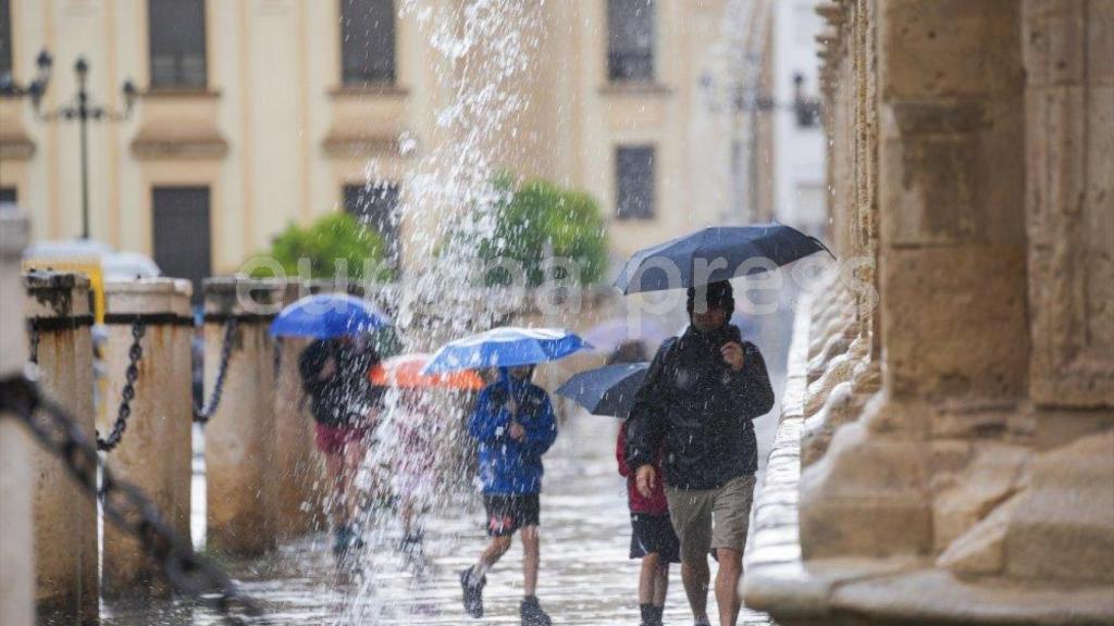 Este lunes la ciudad ha amanecido con niebla y temperaturas más bajas.