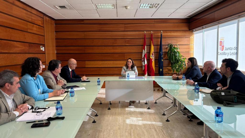 La consejera de Agricultura, Ganadería y Desarrollo Rural, María González Corral, durante una reunión con los responsables de la Escuela Internacional de Industrias Lácteas (Eilza)