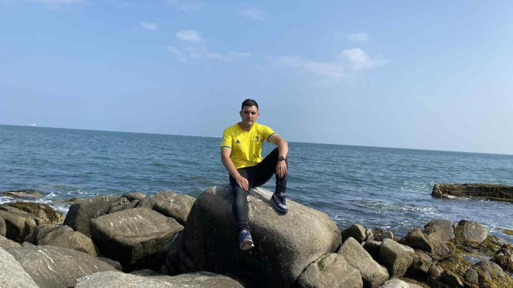 Fran Boada en la costa de Irlanda.