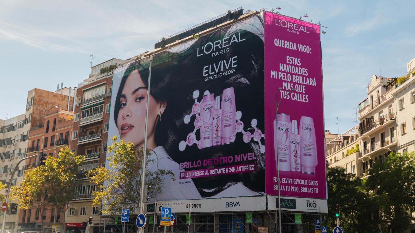 Una gran lona en Madrid vuelve a mirar a las luces de Vigo para la campaña de una firma de cosméticos