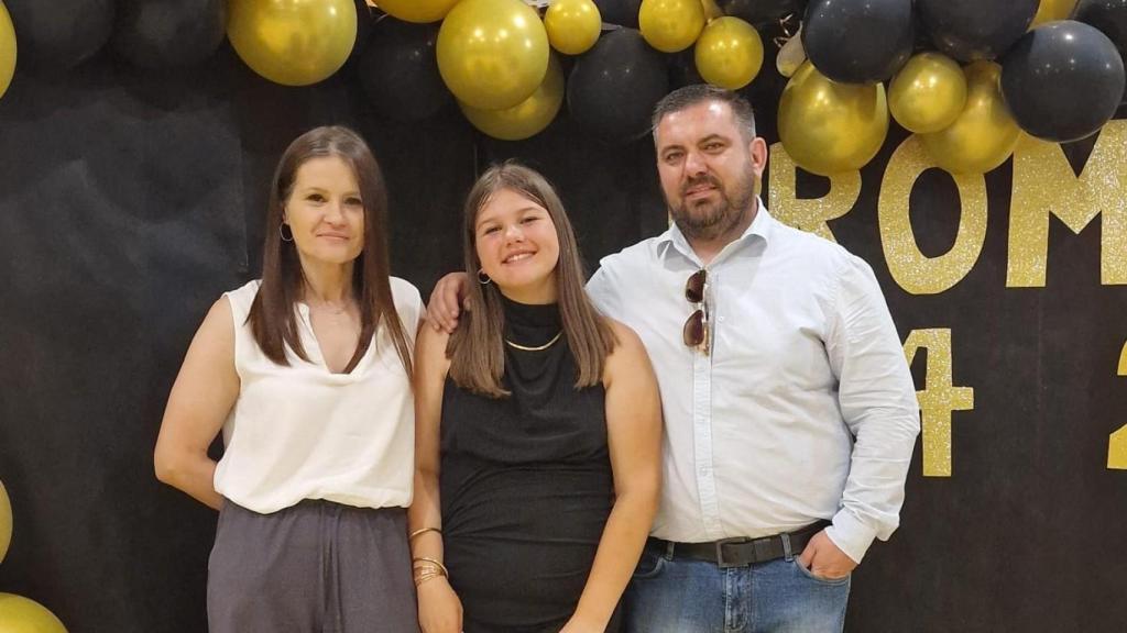 George y Adina, felices, junto a su hija Alice en una celebración.