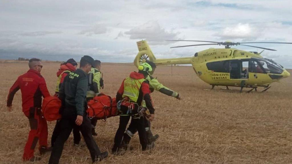 Imagen del rescate del hombre que ha sido localizado tras desaparecer en San Cebrián de Campos.