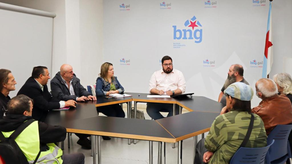 Xabier P Igrexas con afectados del desalojo y representantes de Favec