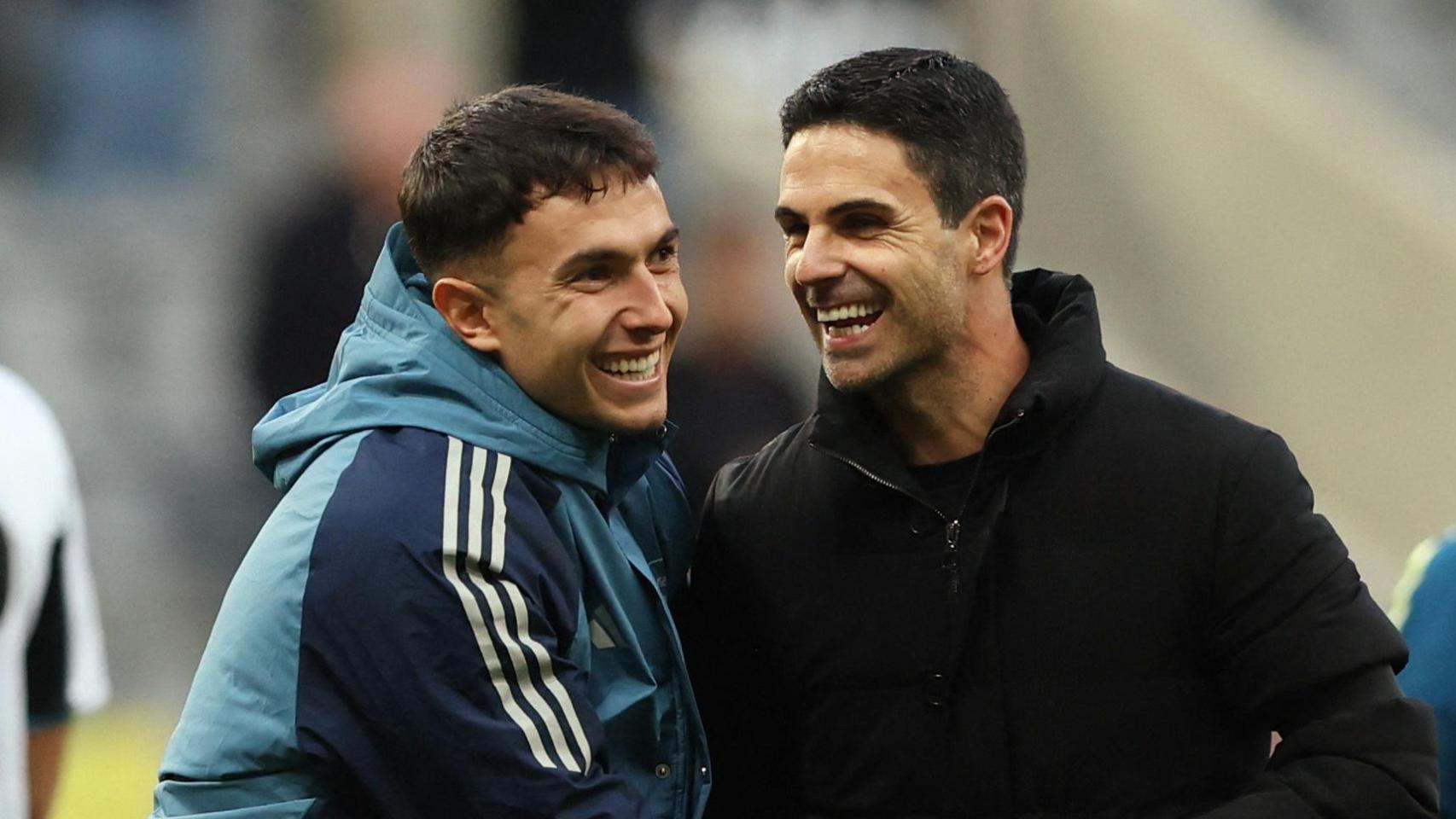 Martín Zubimendi y Mikel Arteta, con el Arsenal