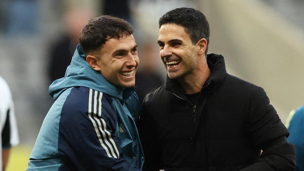 Martín Zubimendi y Mikel Arteta, con el Arsenal