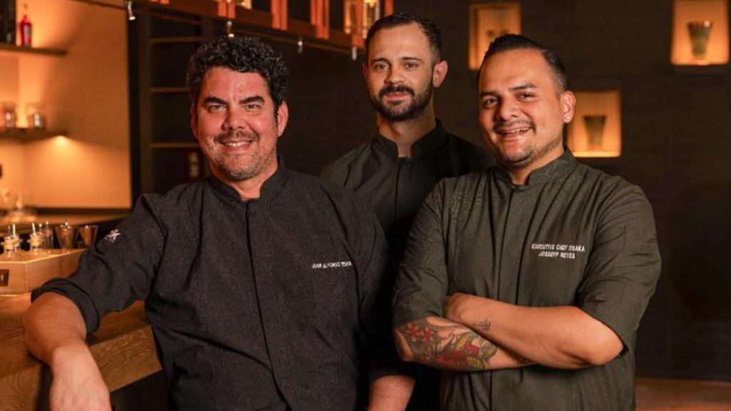 De izquierda a derecha: Chef Ejecutivo Juan Alfonso Urrutia, Jefe de Cocina Valentino Maldonado y el Jefe de Cocina Jossefp Reyes.