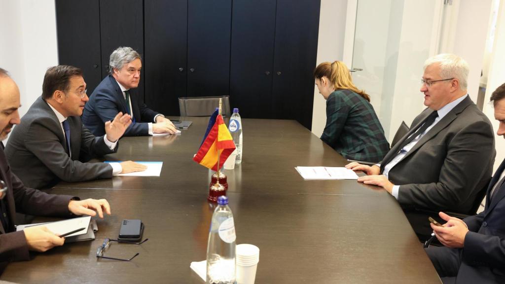 El ministro José Manuel Albares, durante su reunión este lunes en Luxemburgo con su homólogo ucraniano, Andrii Sybiha