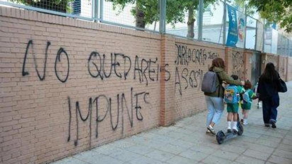 Imagen del colegio de Sandra Peña con pintadas de culpables y asesinos después de la muerte de la menor.