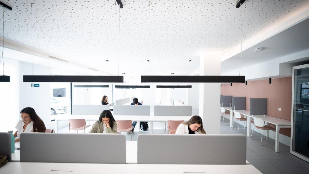 Abre una nueva sala de estudio gratuita para opositores en Málaga.