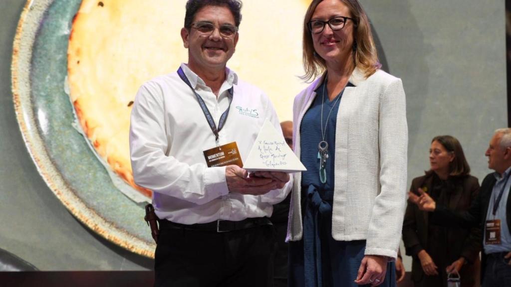 Rufino Ruiz recogiendo el galardón.