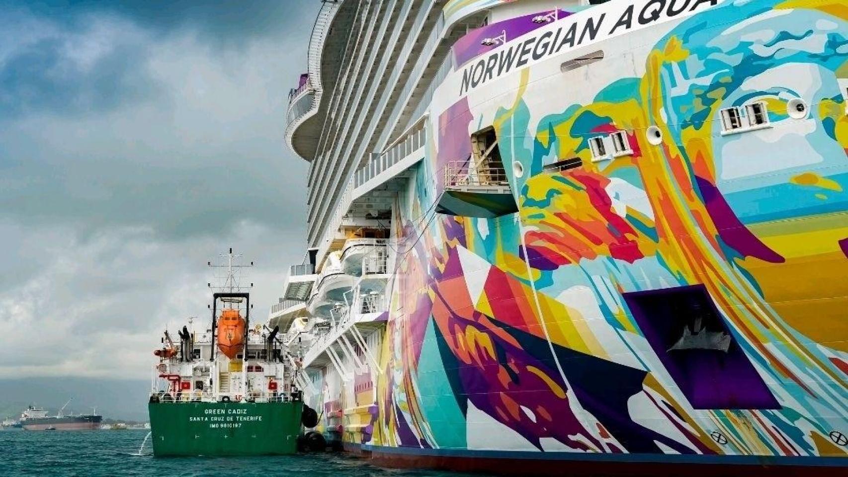Un crucero de Norwegian Cruise Line cargando combustibles renovables de Repsol en el Puerto de Barcelona.