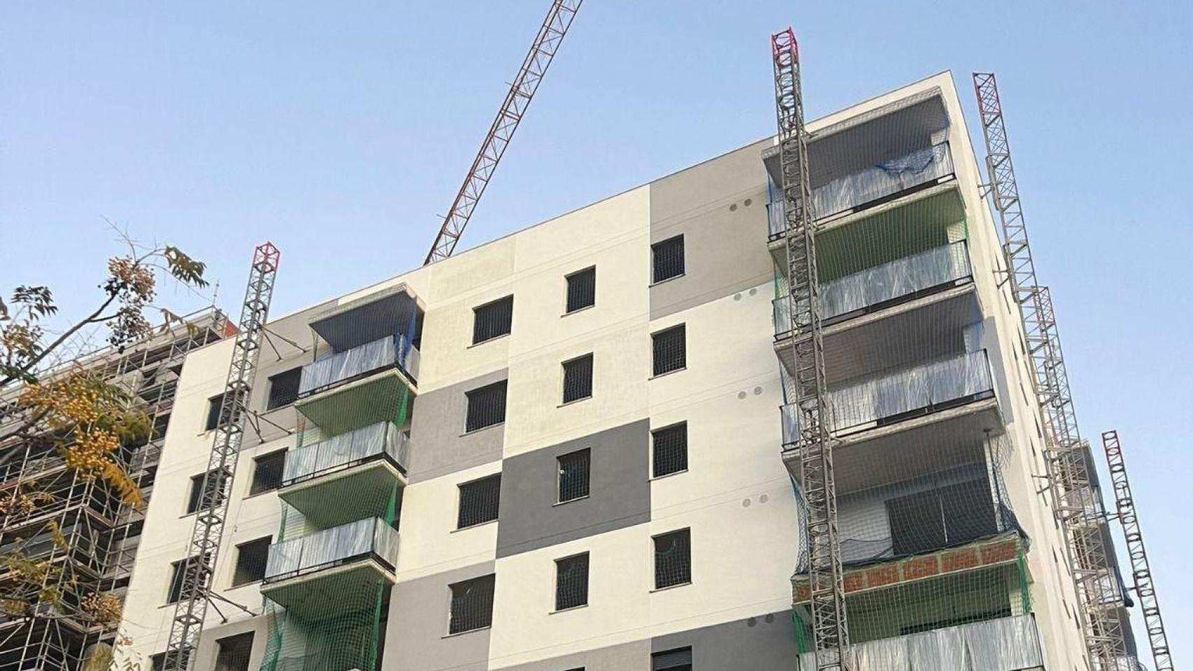 Imagen del edificio de 39 viviendas adquirido por el Ayuntamiento de Valencia, en el barrio de Patraix. EE