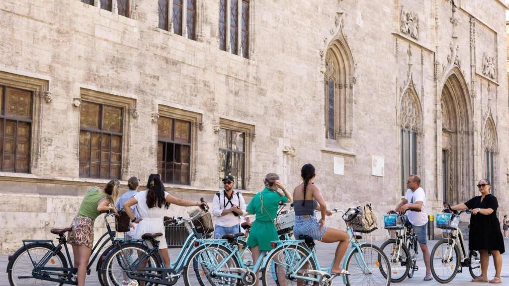 Un grupo de manifestantes acosa a otro de turistas en bicicleta en pleno centro de Valencia: ¡Fuera, fuera, fuera!