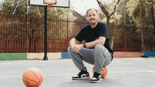 Miguel es Pablo Lolaso, profesor y superventas de novela infantil: Hay padres que le dan el móvil al niño en plan: 'Toma, déjame'