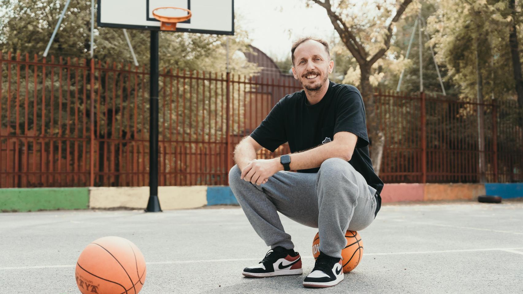 Miguel Sánchez / Pablo Lolaso en el patio del colegio donde es profesor.