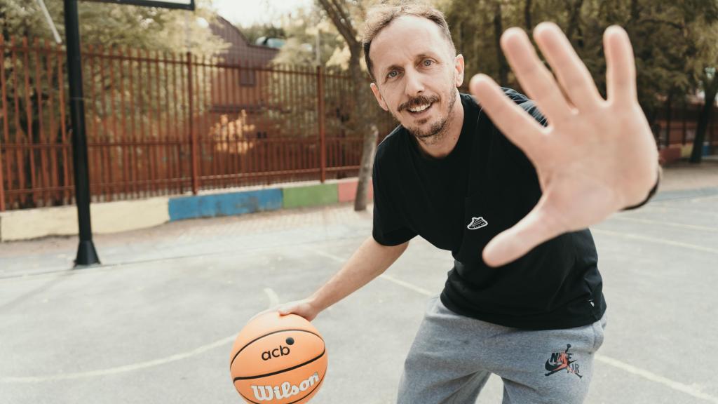 Miguel Sánchez / Pablo Lolaso a lo Enzo Brown en el patio del colegio.