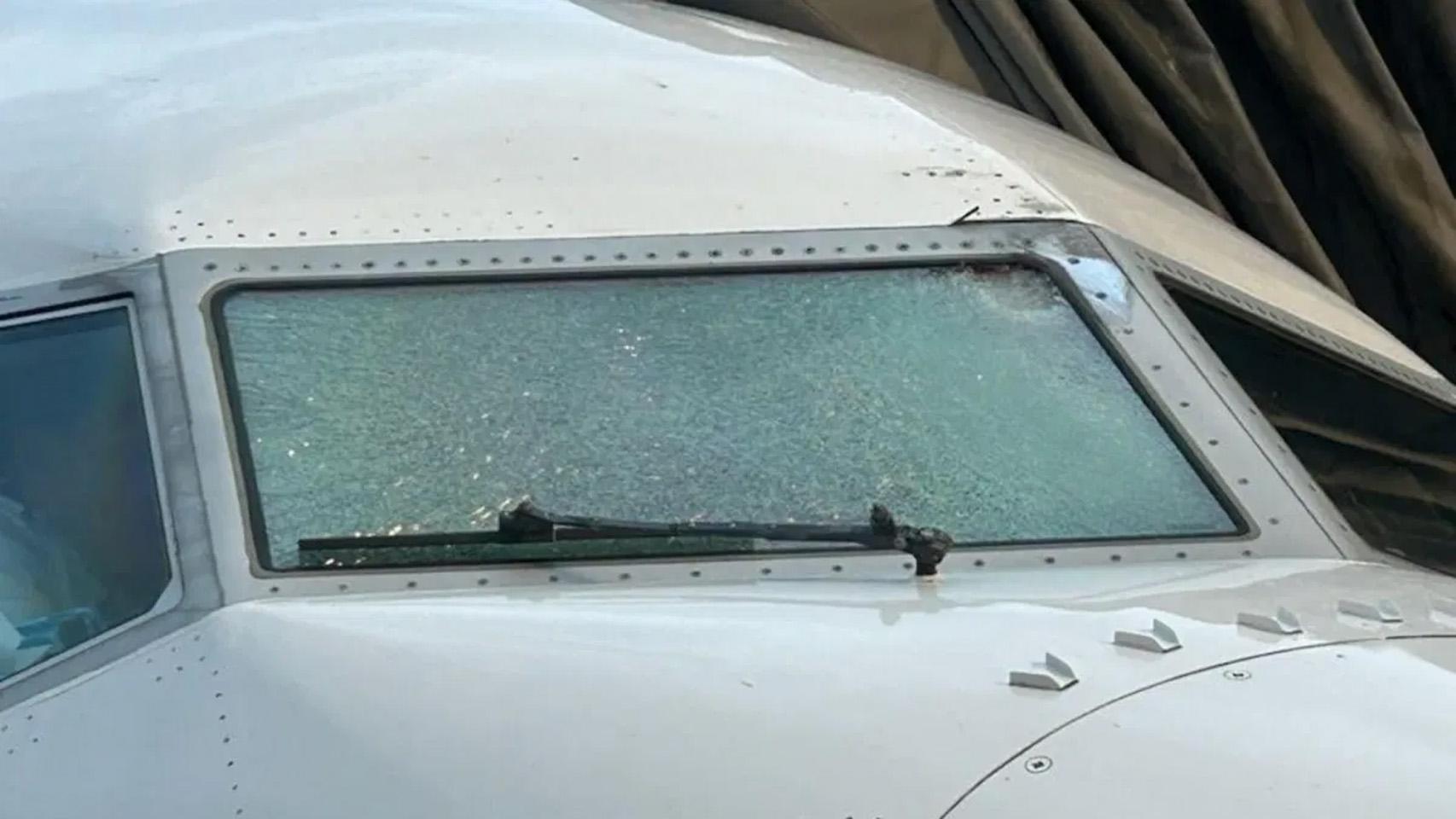 Parabrisas roto del avión.