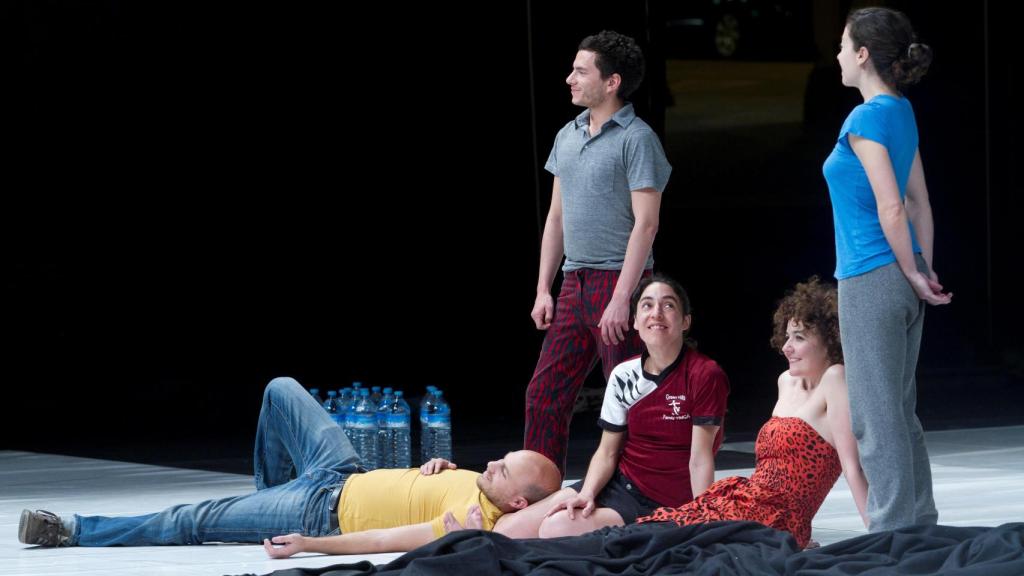 Un momento de la obra colectiva 'Blue', de Juan Domínguez, Luis Miguel Félix, Maria Jerez, Arantxa Martínez, Naiara Mendioroz y Emilio Tomé. Foto: La Mutant