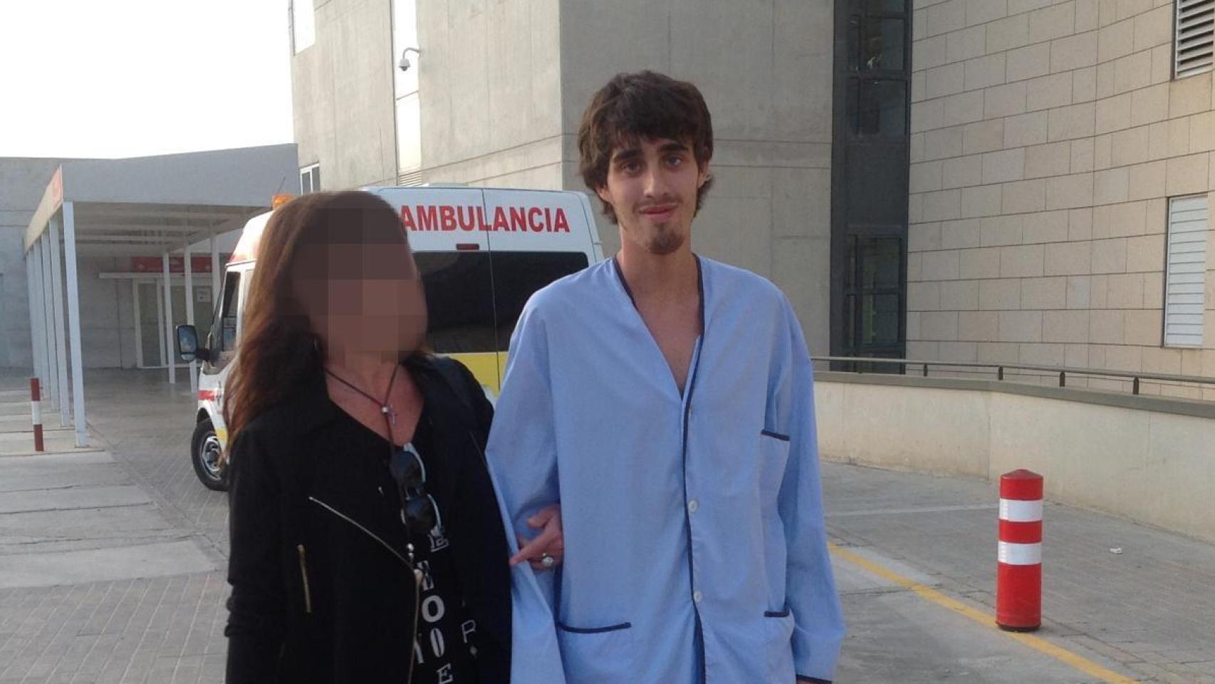 Valentín junto a su madre.