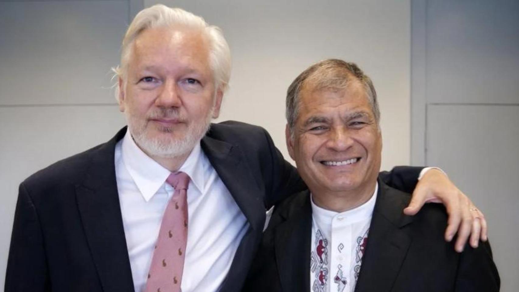 Julian Assange, junto a Rafael Correa, expresidente de Ecuador.