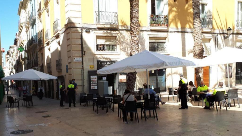 Veladores en los aledaños del Ayuntamiento de Alicante.
