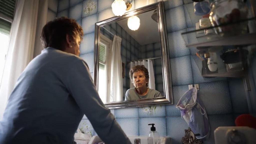 Maricarmen, vecina de Sainz de Baranda, ante un espejo.