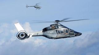 Helicóptero H160 junto a un dron VSR700