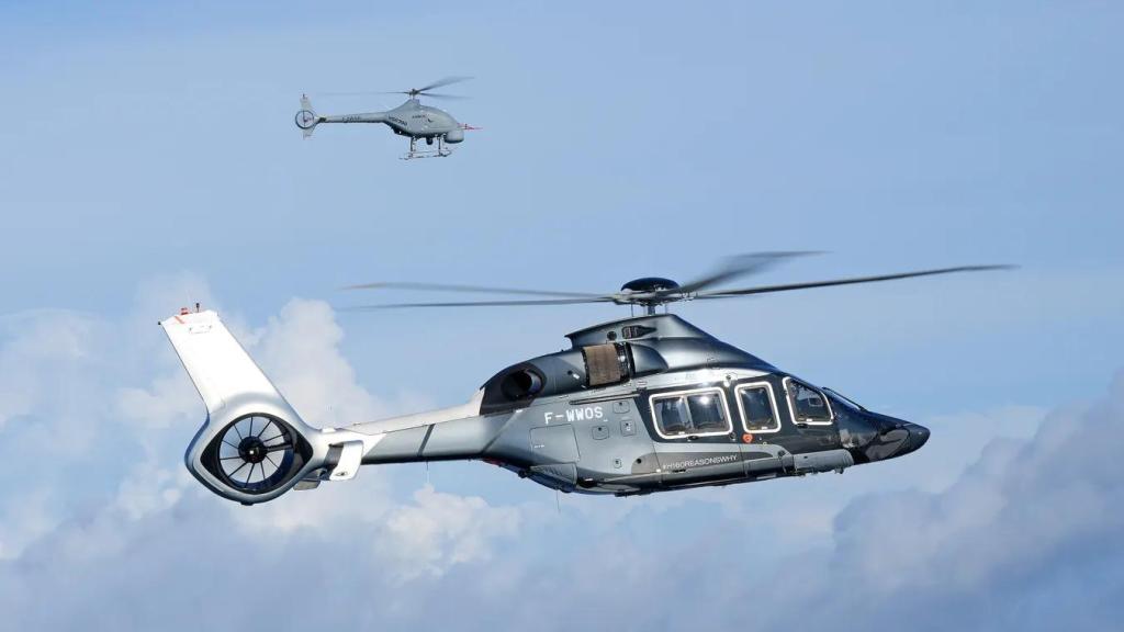 Helicóptero H160 junto a un dron VSR700