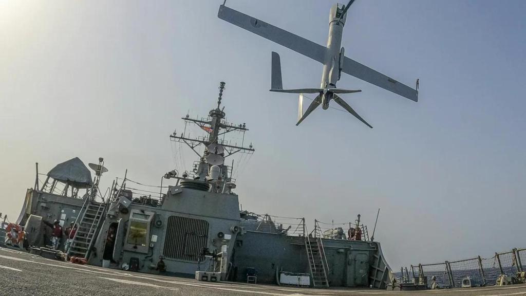 Un dron Flexrotor despegando desde un buque