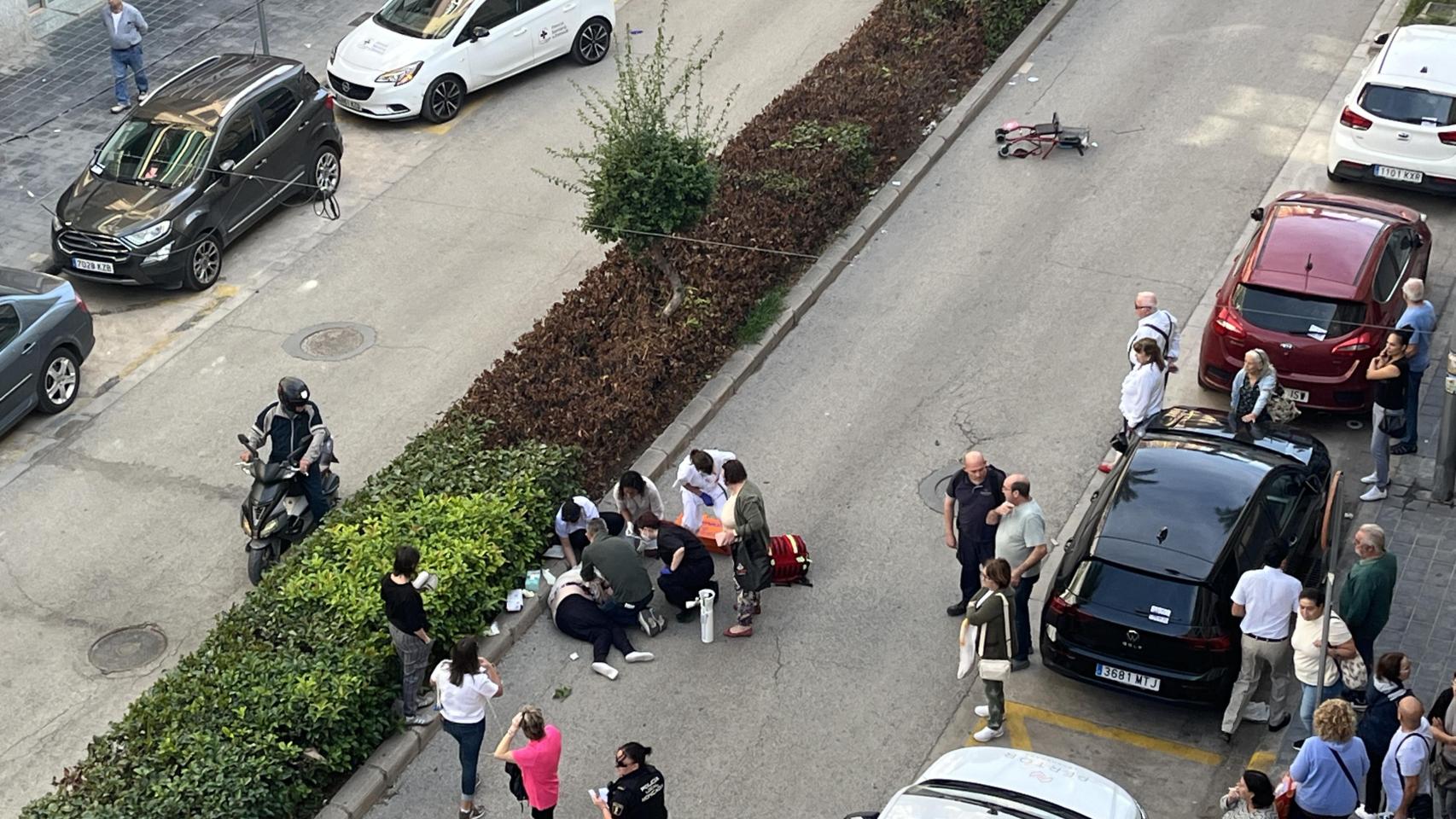 La mujer tendida en el suelo tras ser atropellada en Moncada (Valencia). EE