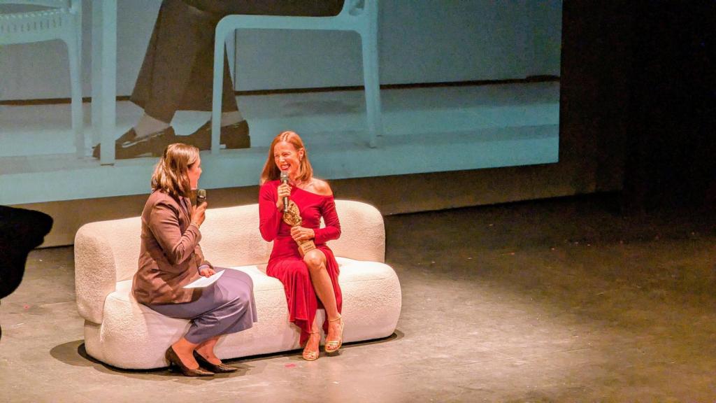 Aitana Sánchez-Gijón con Nayma Beldjilali.