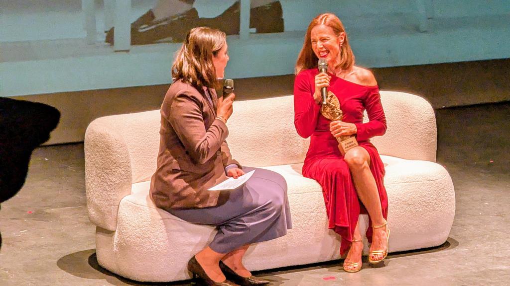 Aitana Sánchez-Gijón con Nayma Beldjilali.