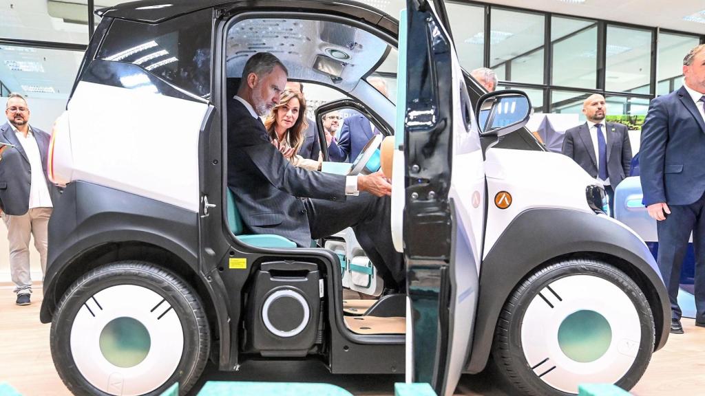 Felipe VI en su visita a la sede central del Grupo Antolín