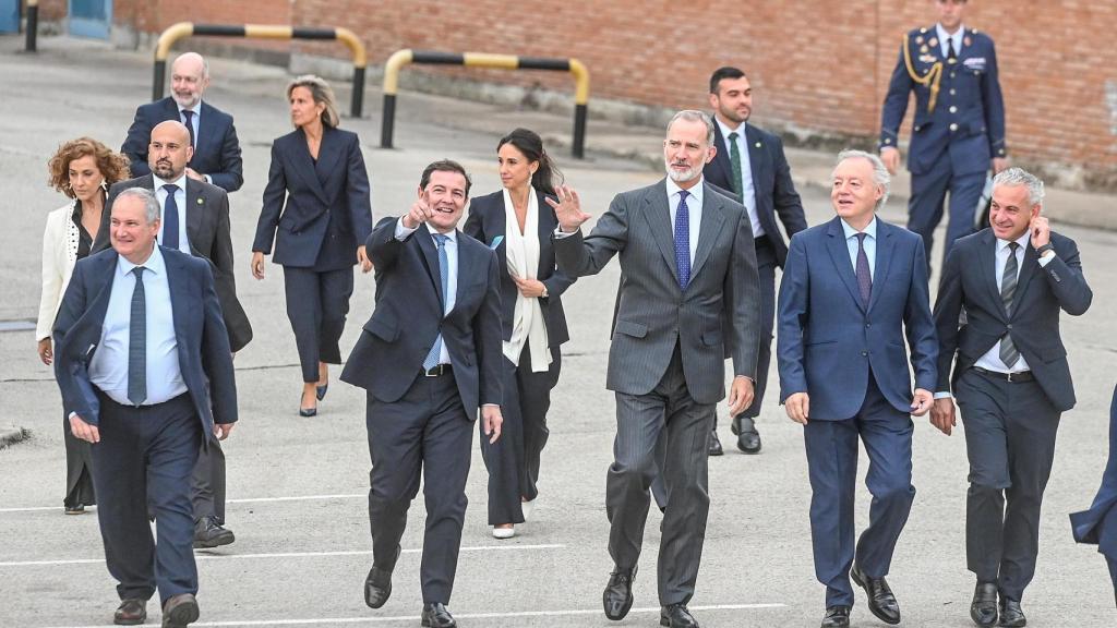 El rey junto al resto de autoridades en su visita a la sede del Grupo Antolín