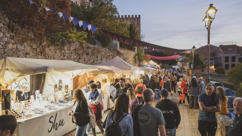 Medina de Pomar disfrutó de pasacalles, desfiles, un mercado y espectáculos de fuego para recibir a Carlos V