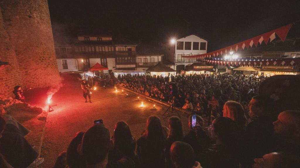 Un espectáculo de fuego fue uno de los puntos fuertes de la fiesta de Carlos V en Medina de Pomar