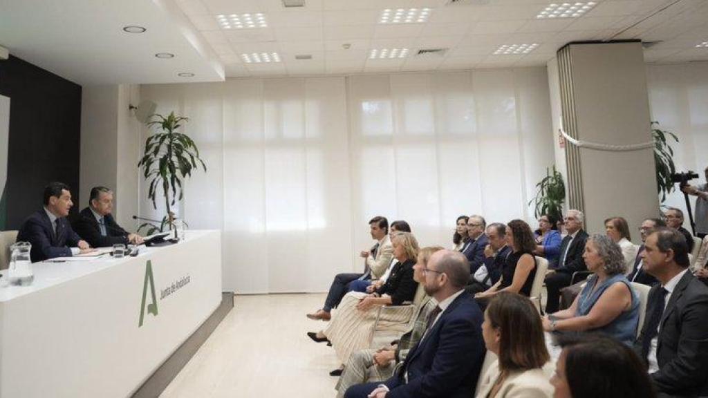 El presidente de la Junta, Juanma Moreno, y el consejero de Sanidad, Antonio Sanz, en una reunión con gerentes de hospitales andaluces y de áreas sanitarias de toda Andalucía.