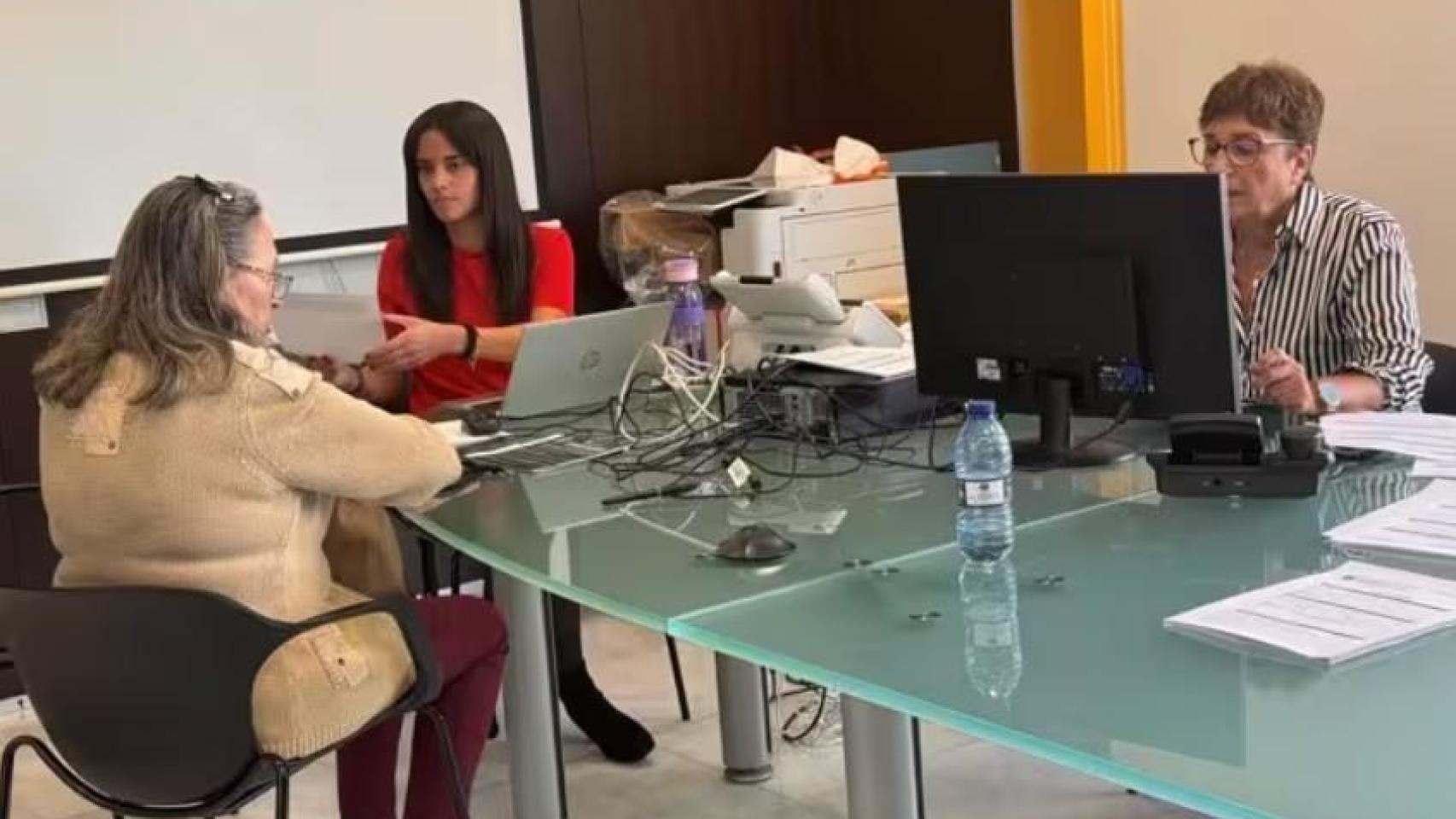 Punto de atención habilitado por el Ayuntamiento sanjaviereño para atender y asesorar a vecinos afectados por las inundaciones y el corte de agua derivados de la dana 'Alice'.