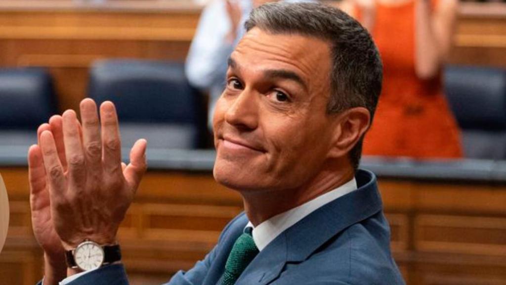 De arriba a abajo, Jorge Mira Pérez, José María Martín-Olalla y Guillermo López Lluch, junto con el presidente del Gobierno, Pedro Sánchez.