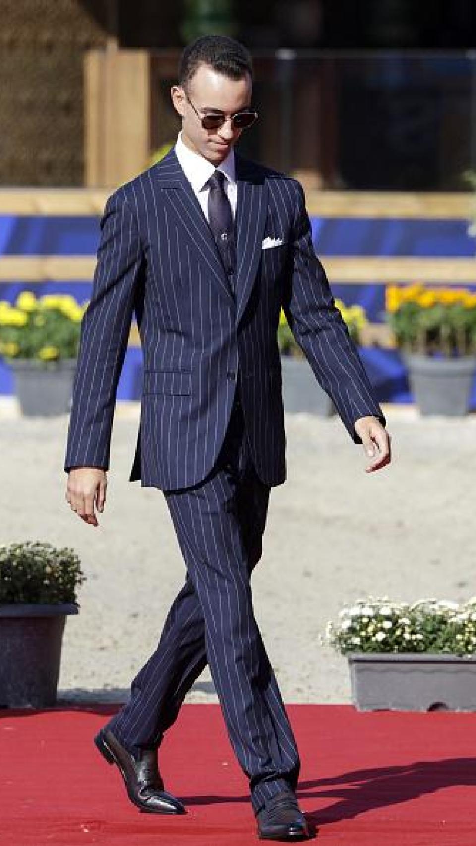 Moulay Hassan lució un traje de raya diplomática en color azul marino.