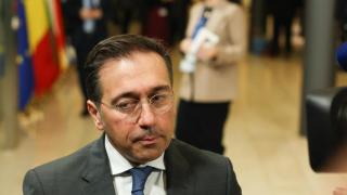 José Manuel Albares, ministro de Exteriores, atiende a la prensa a su llegada al Consejo de la UE, en Luxemburgo.