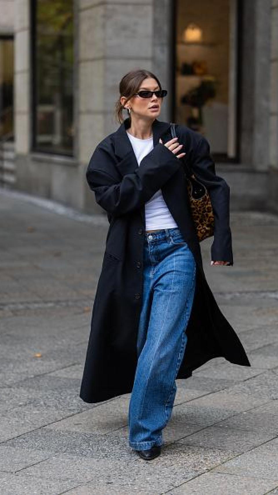 Imagen de 'street style' de una chica luciendo un abrigo con silueta masculina.