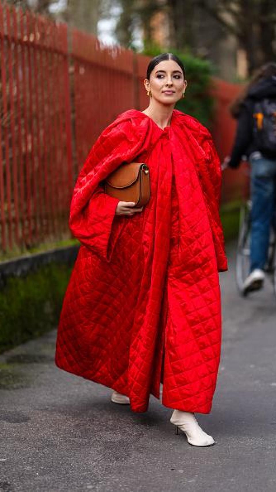 Imagen de 'street style' con una original propuesta en un potente rojo.