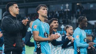 Los jugadores olívicos saludan a la afición tras el encuentro.