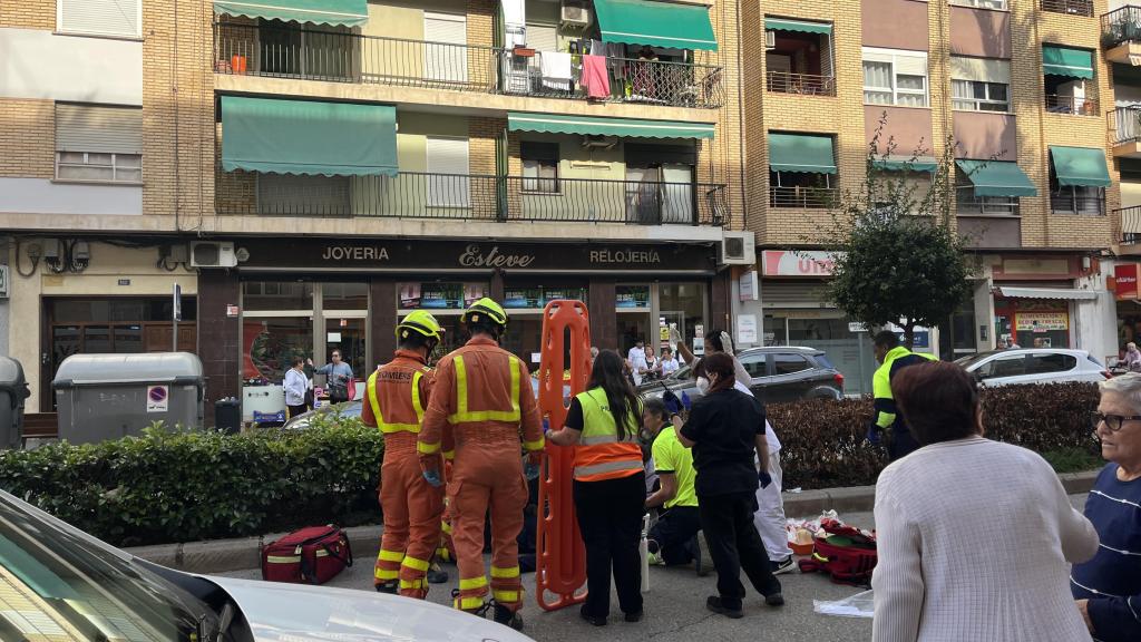 Bomberos y servicios de emergencia atienden a Paca después de atropellarla un coche cuando cruzaba la calle. EE