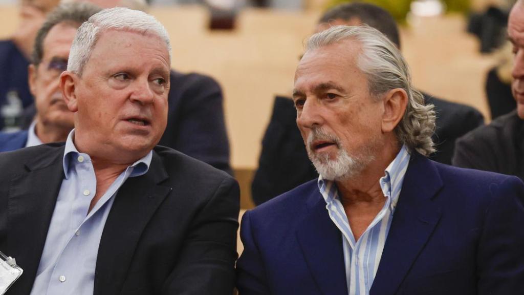 Francisco Correa (d), líder de la trama 'Gürtel', y Pablo Crespo (i), su máximo colaborador, este lunes en la Audiencia Nacional.